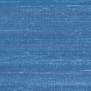 Blauw Elitis Kosa Silk behang met een subtiele, zijdezachte textuur en horizontale lijnen.
