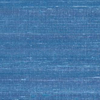 Blauw Elitis Kosa Silk behang met een subtiele, zijdezachte textuur en horizontale lijnen.
