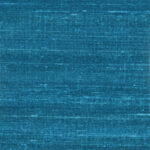 Blauw zijden Elitis Kosa behang met een subtiele textuur en horizontale weefstructuur.
