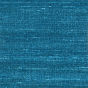 Blauw zijden Elitis Kosa behang met een subtiele textuur en horizontale weefstructuur.