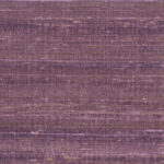 Paars Elitis Kosa Silk behang met een zijdeachtige textuur en horizontale lijnen.