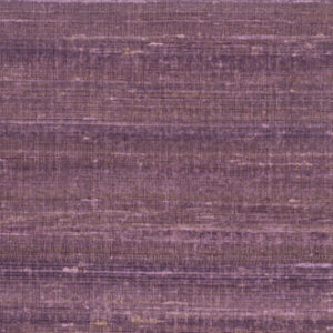 Paars Elitis Kosa Silk behang met een zijdeachtige textuur en horizontale lijnen.