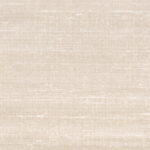 Lichtbeige Elitis Kosa Silk behang met een subtiele zijdeachtige textuur en horizontale lijnen.