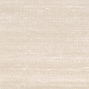 Lichtbeige Elitis Kosa Silk behang met een subtiele zijdeachtige textuur en horizontale lijnen.