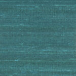 Blauwgroen Elitis Kosa silk behang met een textuur die zijde imiteert.