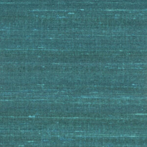 Blauwgroen Elitis Kosa silk behang met een textuur die zijde imiteert.