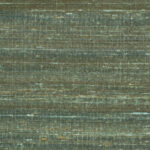 Textuur van Elitis behang Kosa silk VP 928 62 met een gemêleerd patroon in groentinten en horizontale lijnen.