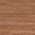 Zijaanzicht van Elitis Kosa Silk behang VP 928 70 met een warme, zijden textuur in bruintinten.
