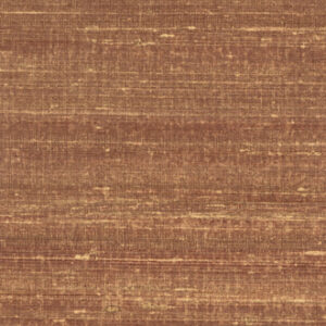 Zijaanzicht van Elitis Kosa Silk behang VP 928 70 met een warme, zijden textuur in bruintinten.