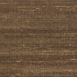 Bruin Elitis Kosa Silk behang met een textuur die doet denken aan ruwe zijde.
