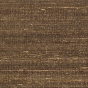 Bruin Elitis Kosa Silk behang met een textuur die doet denken aan ruwe zijde.