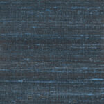 Donkerblauw Elitis Kosa Silk behang met een zijdeachtige, horizontaal gestreepte textuur.