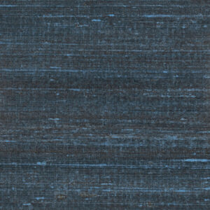 Donkerblauw Elitis Kosa Silk behang met een zijdeachtige, horizontaal gestreepte textuur.