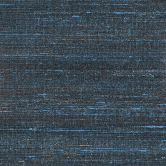 Donkerblauw Elitis Kosa Silk behang met een zijdeachtige, horizontaal gestreepte textuur.