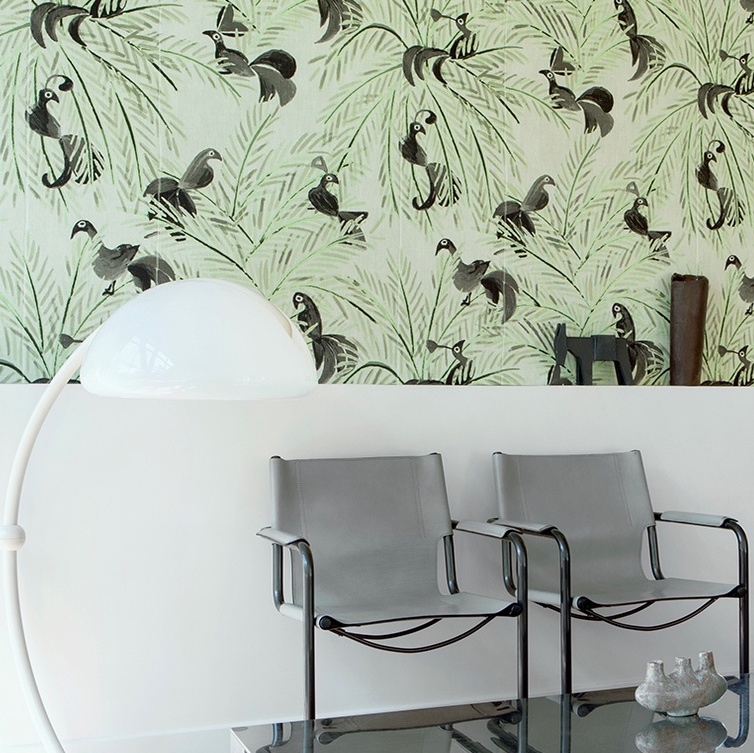 Moderne zithoek met grijs Elitis La Californie VP 923 01 behang met tropische vogels en palmbladeren.