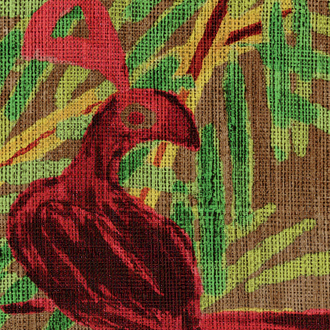 Rood getekende vogel op textuurachtig Elitis La Californie behang met groene en gele jungle-achtergrond.