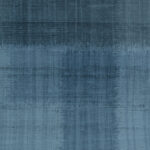 Blauw Elitis Madras VP 931 80 behang met een textuur die doet denken aan geweven stof.