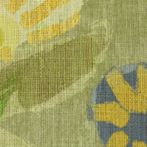 Close-up van Elitis behang uit de Margaritas-collectie (VP 922 03) met bloemmotief in groene, gele en blauwe tinten.