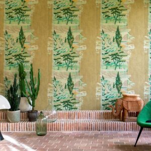 Interieur met Elitis Mediterranee behang VP 924 02 in groentinten, decoratieve planten en rotan olifantkruk.