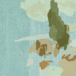 Textuur van Elitis Mediterranee behang VP 924 04 met een abstract patroon in zachte blauw-, groen- en bruintinten.