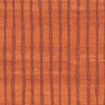 Oranje Elitis-behang Nila VP 929 30 met verticale, onregelmatige strepen in een donkerdere tint.