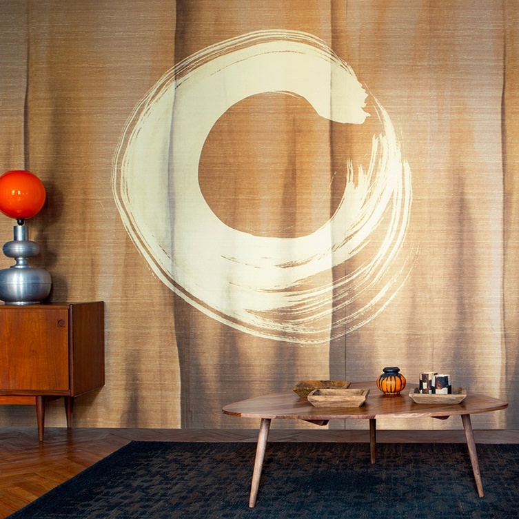 Modern interieur met Elitis Noren VP 934 01 behang met grote witte penseelcirkel op een bruine achtergrond.