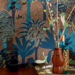Decoratief Elitis Renard & Co TP 324 02 behang met kleurrijk jungle-motief en exotische planten, gecombineerd met vazen en een fles op een metalen dienblad.
