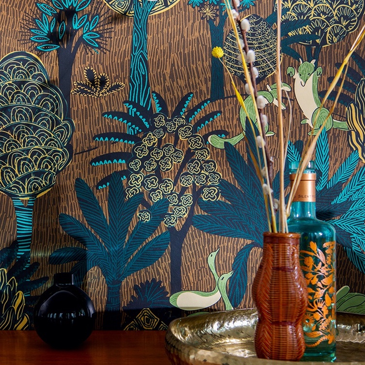 Decoratief Elitis Renard & Co TP 324 02 behang met kleurrijk jungle-motief en exotische planten, gecombineerd met vazen en een fles op een metalen dienblad.