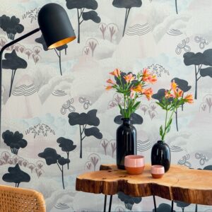 Interieur met Elitis behang Reves de Manille TP 323 01, houten tafel, zwarte vaas met bloemen en moderne zwarte lamp.