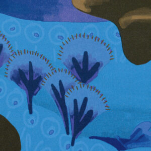 Abstract patroon op Elitis behang ‘Rêves de Manille TP 323 05’ met blauwe en paarse bloemen tegen een turquoise achtergrond.