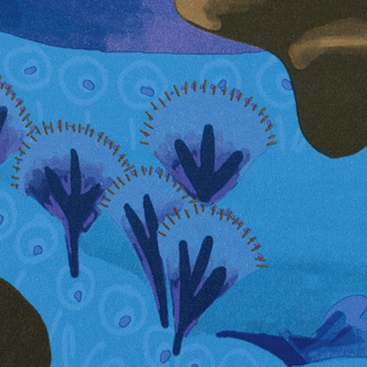 Abstract patroon op Elitis behang ‘Rêves de Manille TP 323 05’ met blauwe en paarse bloemen tegen een turquoise achtergrond.