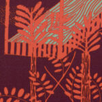 Abstract Elitis-behang Siam TP 320 04 met rode plantenmotieven op een donkerpaarse achtergrond en turquoise lijnen.