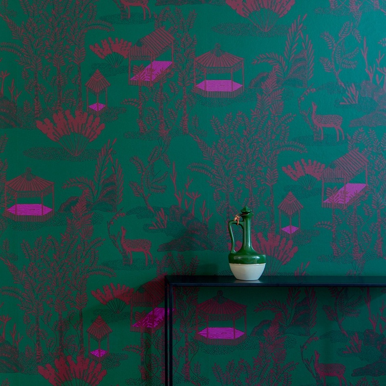 Groen Elitis Siam TP 320 05 behang met roze en paarse details van paviljoens en dieren in een tropisch landschap.