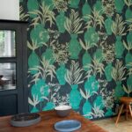 Behang met groene en turquoise vazen en planten uit de Elitis Ulysse VP 925 03 collectie siert een wand in een modern interieur.