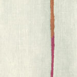 Lichtbeige Elitis Volos VP 921 01 behang met een verticale streep in roze-, oranje- en roodtinten.