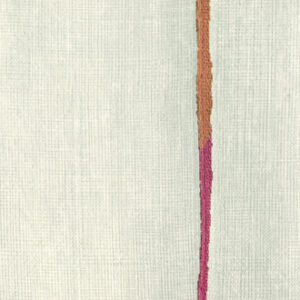 Lichtbeige Elitis Volos VP 921 01 behang met een verticale streep in roze-, oranje- en roodtinten.