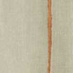 Lichtbeige Elitis Volos VP 921 03 behang met linnenstructuur en een verticale roestbruine lijn.