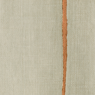 Lichtbeige Elitis Volos VP 921 03 behang met linnenstructuur en een verticale roestbruine lijn.