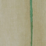 Lichtbeige Elitis Volos VP 921 04 behang met een verticale groene lijn en textuur van geweven stof.