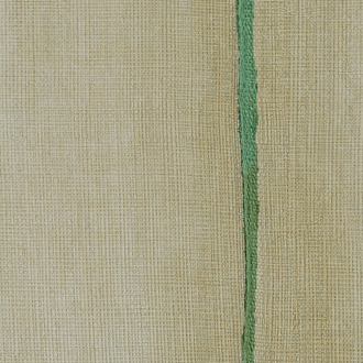 Lichtbeige Elitis Volos VP 921 04 behang met een verticale groene lijn en textuur van geweven stof.