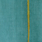 Turquoise Elitis Volos VP 921 10 behang met een verticale okergele lijn en textiele structuur.
