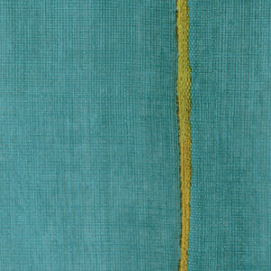 Turquoise Elitis Volos VP 921 10 behang met een verticale okergele lijn en textiele structuur.