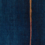 Donkerblauw Elitis Volos VP 921 11 behang met een verticale oranje streep en zichtbare textuur.