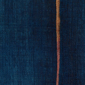 Donkerblauw Elitis Volos VP 921 11 behang met een verticale oranje streep en zichtbare textuur.