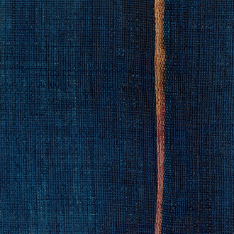 Donkerblauw Elitis Volos VP 921 11 behang met een verticale oranje streep en zichtbare textuur.