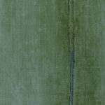 Groen structuurbehang uit de Elitis Volos collectie met een verticale decoratieve baan.