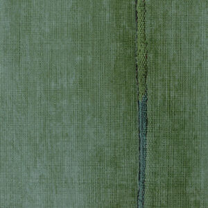 Groen structuurbehang uit de Elitis Volos collectie met een verticale decoratieve baan.