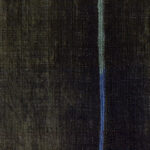 Donker Elitis Volos VP 921 15 behang met een textiele structuur en een subtiele verticale blauwe streep.