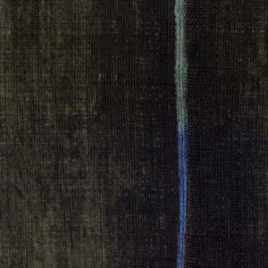 Donker Elitis Volos VP 921 15 behang met een textiele structuur en een subtiele verticale blauwe streep.