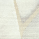 Lichtbeige Elitis Yuzen VP 932 01 behang met subtiele, abstracte V-vormige patronen.